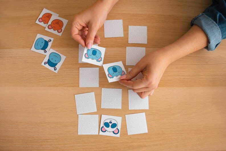 [freepicdownloader.com]-top-view-kid-playing-memory-game-medium.jpg